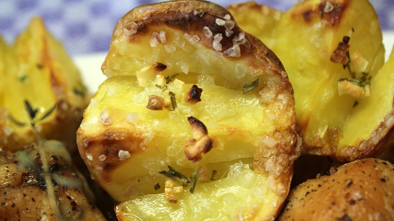 Česneková brambora se sýrem je dokonalou a velmi jednoduchou večeří