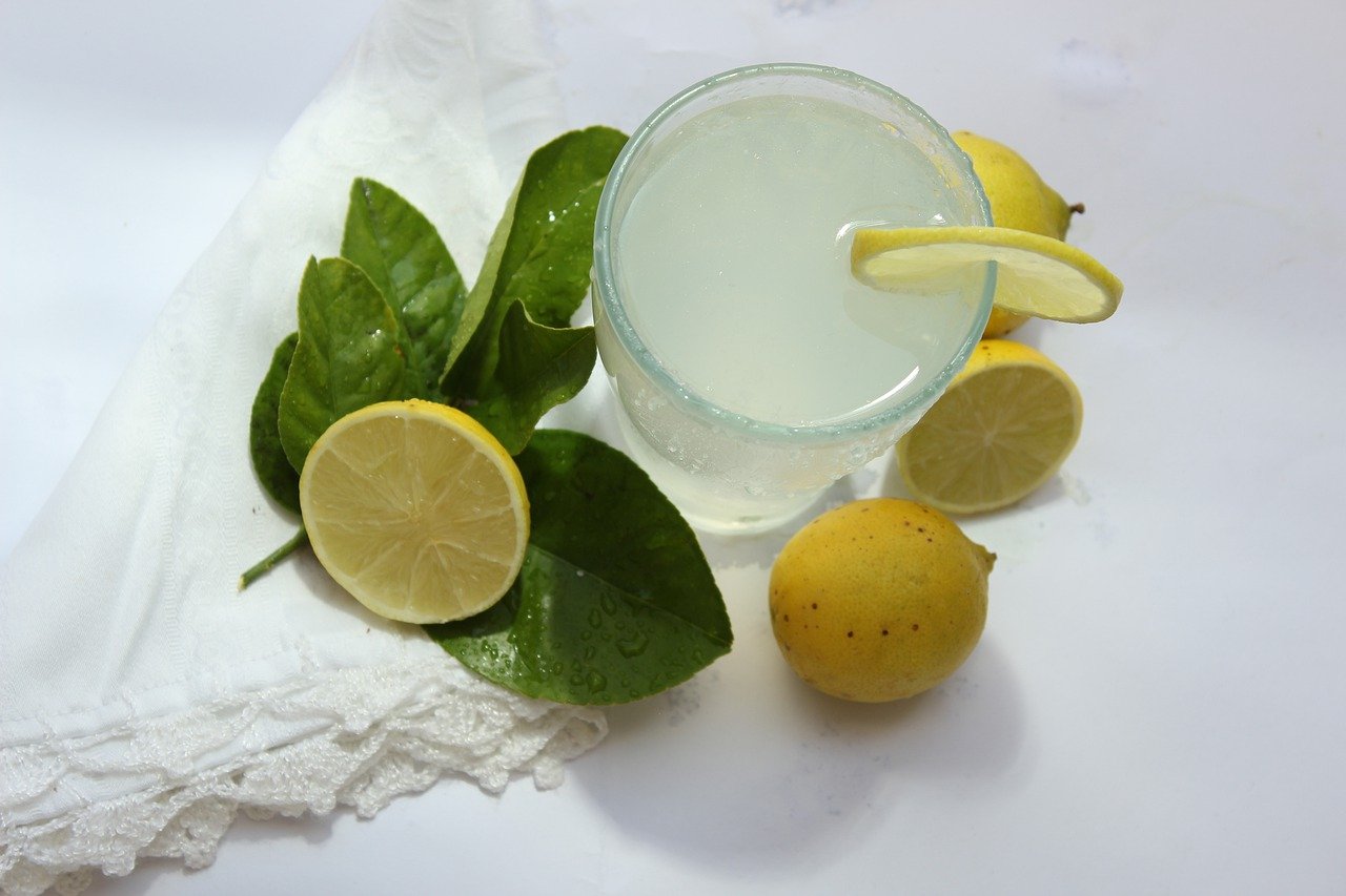 Co můžete očekávat od pití vody s citronem?