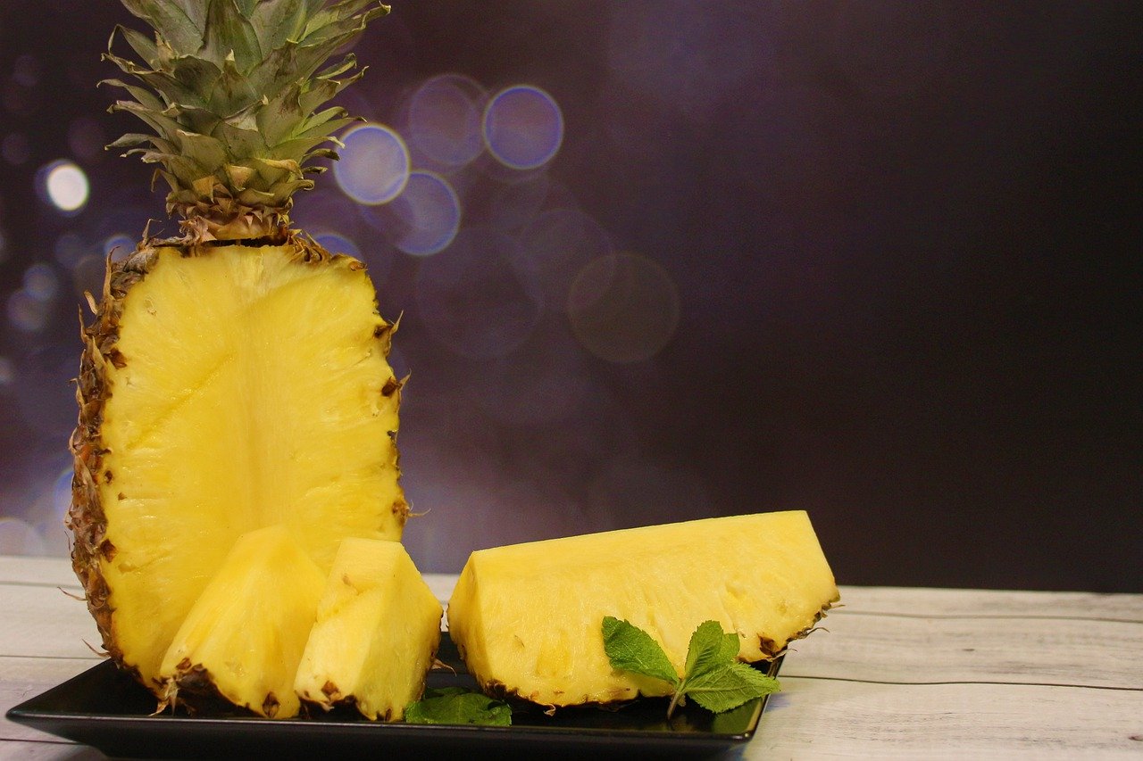 Jak si oloupat ananas bez použití nože?