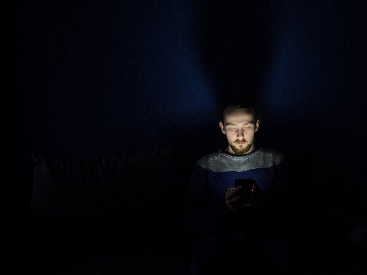 4 důvody, proč byste před spaním neměli používat telefon