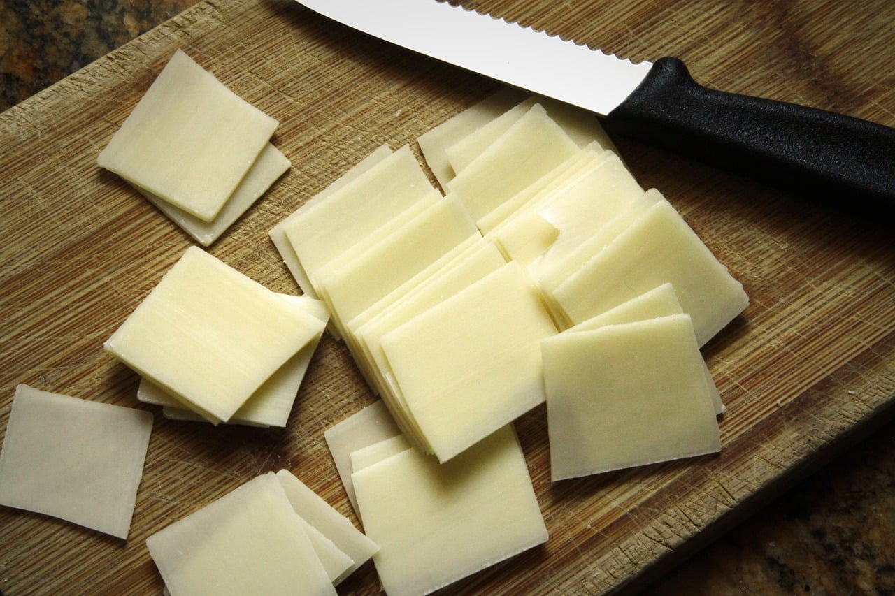 Jak nakrájet krásně tenké plátky sýra? Je to tak snadné, stačí jen vědět, jak na to!
