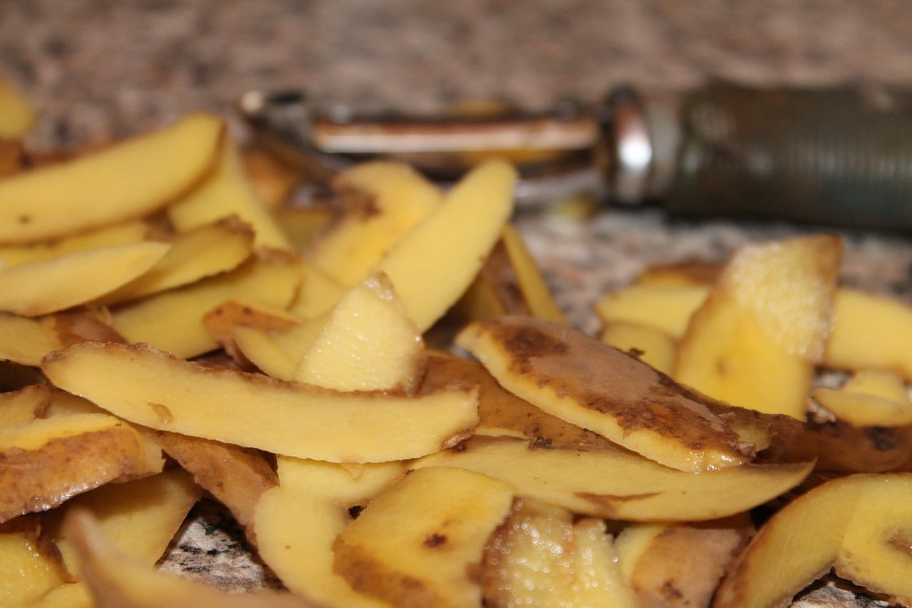 Slupky od brambor nepatří do koše, je možné je ještě efektivně použít v domácnosti nebo na zahradě!