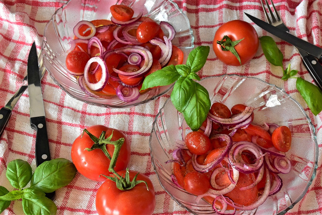 Nakládaná pikantní rajčata jsou úžasný předkrm!