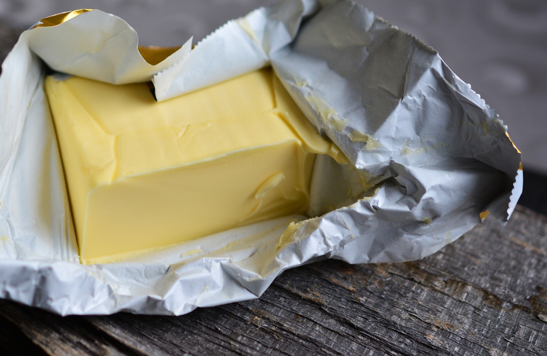 V českých obchodech se šíří podvodné praktiky s máslem. Zákazníci si doma uvědomují, že byli podvedeni.