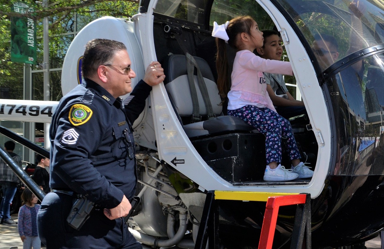 Policista se zachoval krásně k malým dívkám na ulici