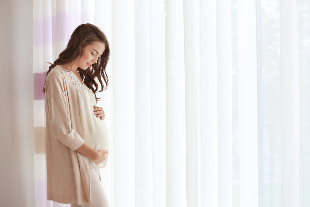 Ani nastávají maminky nemusí rezignovat na svůj vzhled – těhotenské šaty zakryjí jakkoliv velké bříško