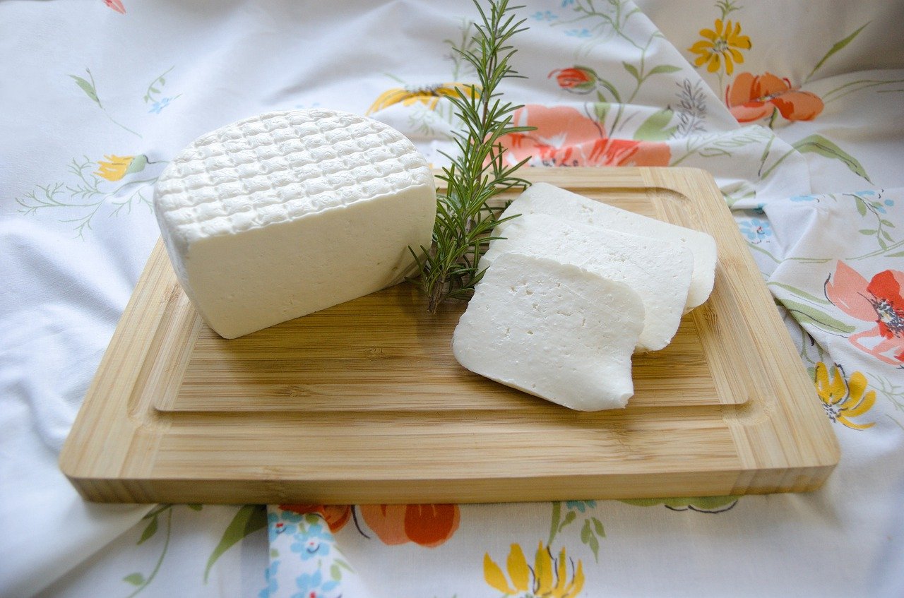 Připravte si domácí sýr z mléka, citronu a jogurtu