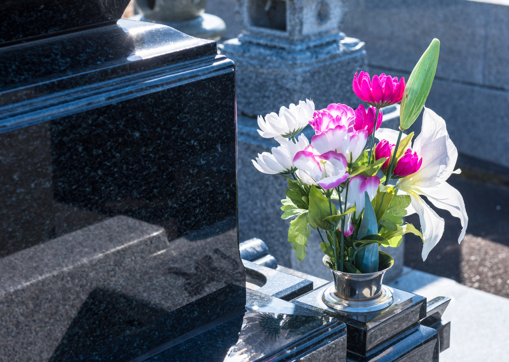 Žena našla na hrobu svého manžela květinu od cizího člověka