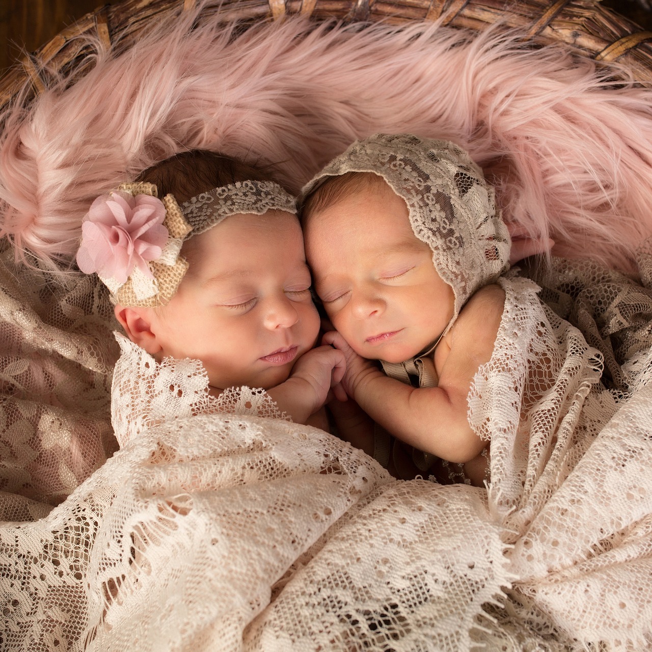 Objetí dvojčat po porodu jednomu z nich zachránilo život
