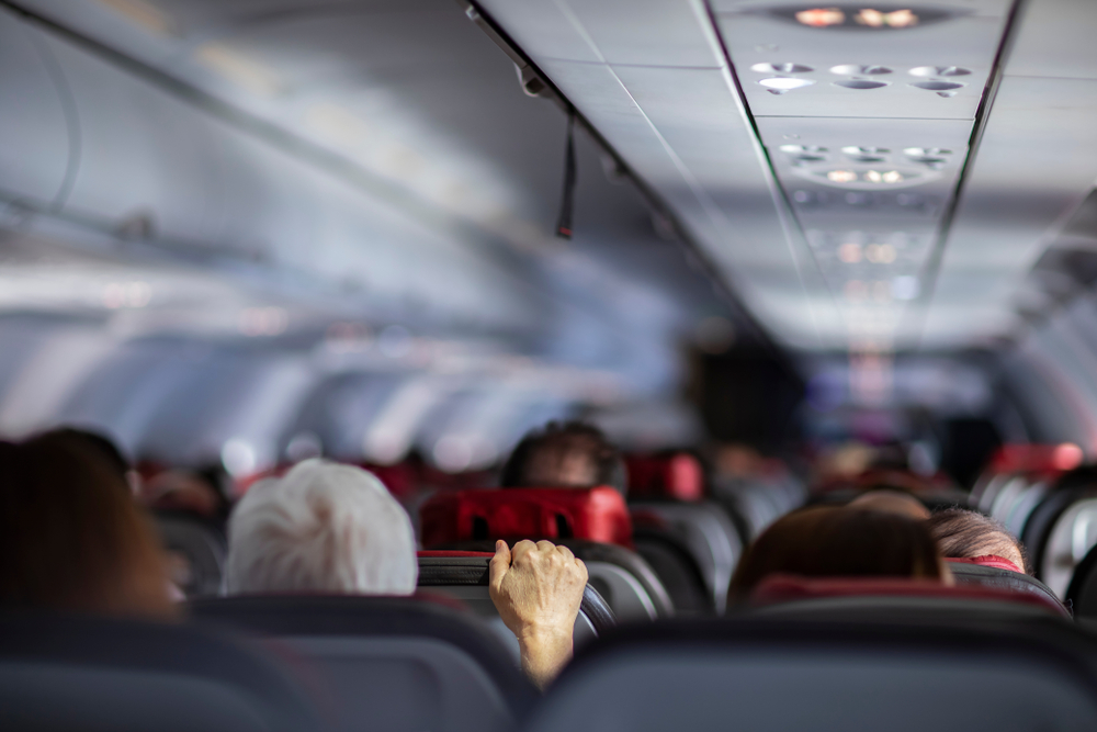 Vyděšené ženě v letadle pomohl naprosto cizí muž
