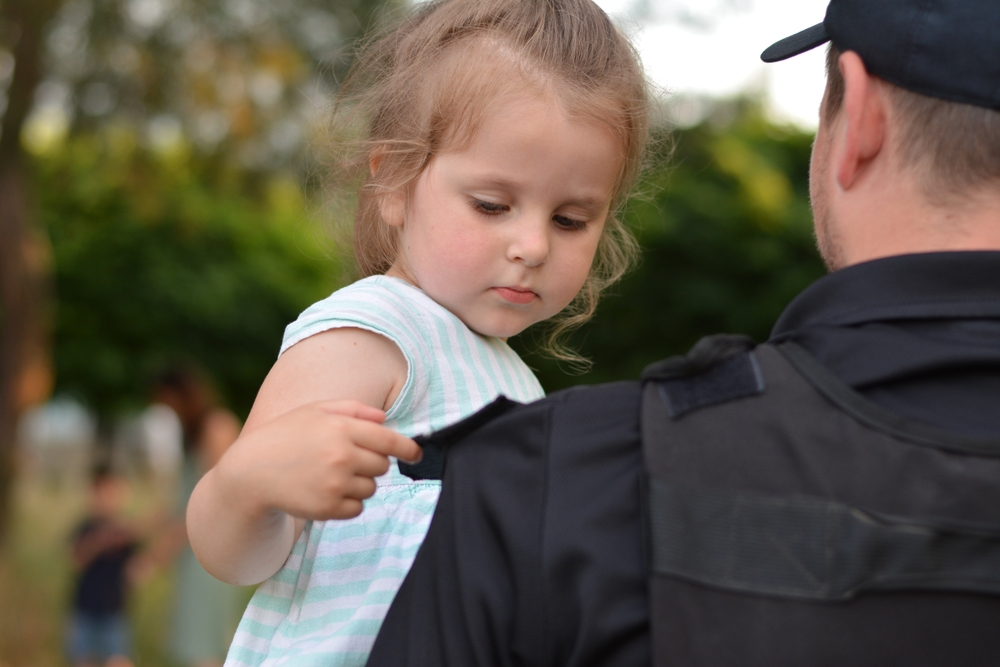 Policista si adoptoval holčičku, kterou poznal během služby
