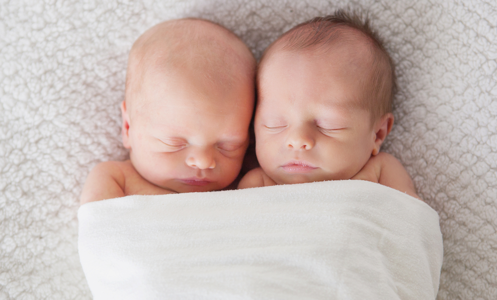 Dvojčata se při první příležitosti po porodu objímají
