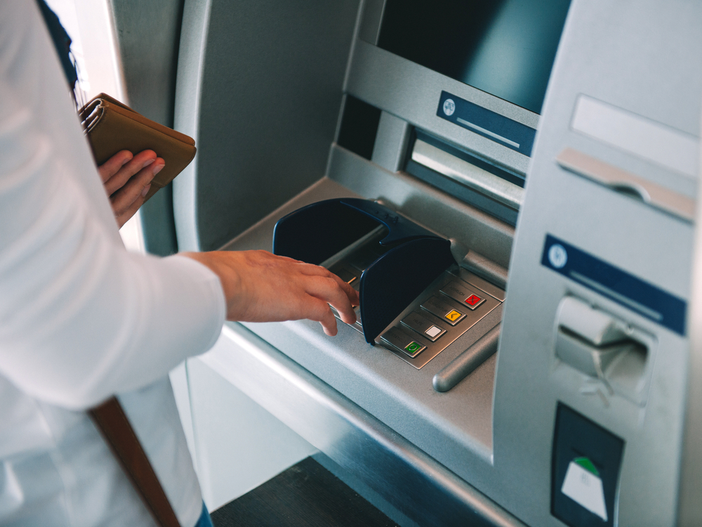 Policista pomohl 91letému muži, kterému bankomat zablokoval platební kartu