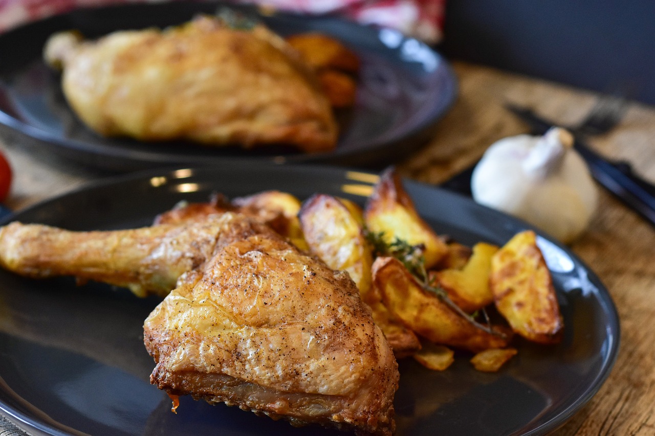 Jak vytvořit vynikající večeři z obyčejných kuřecích stehen?