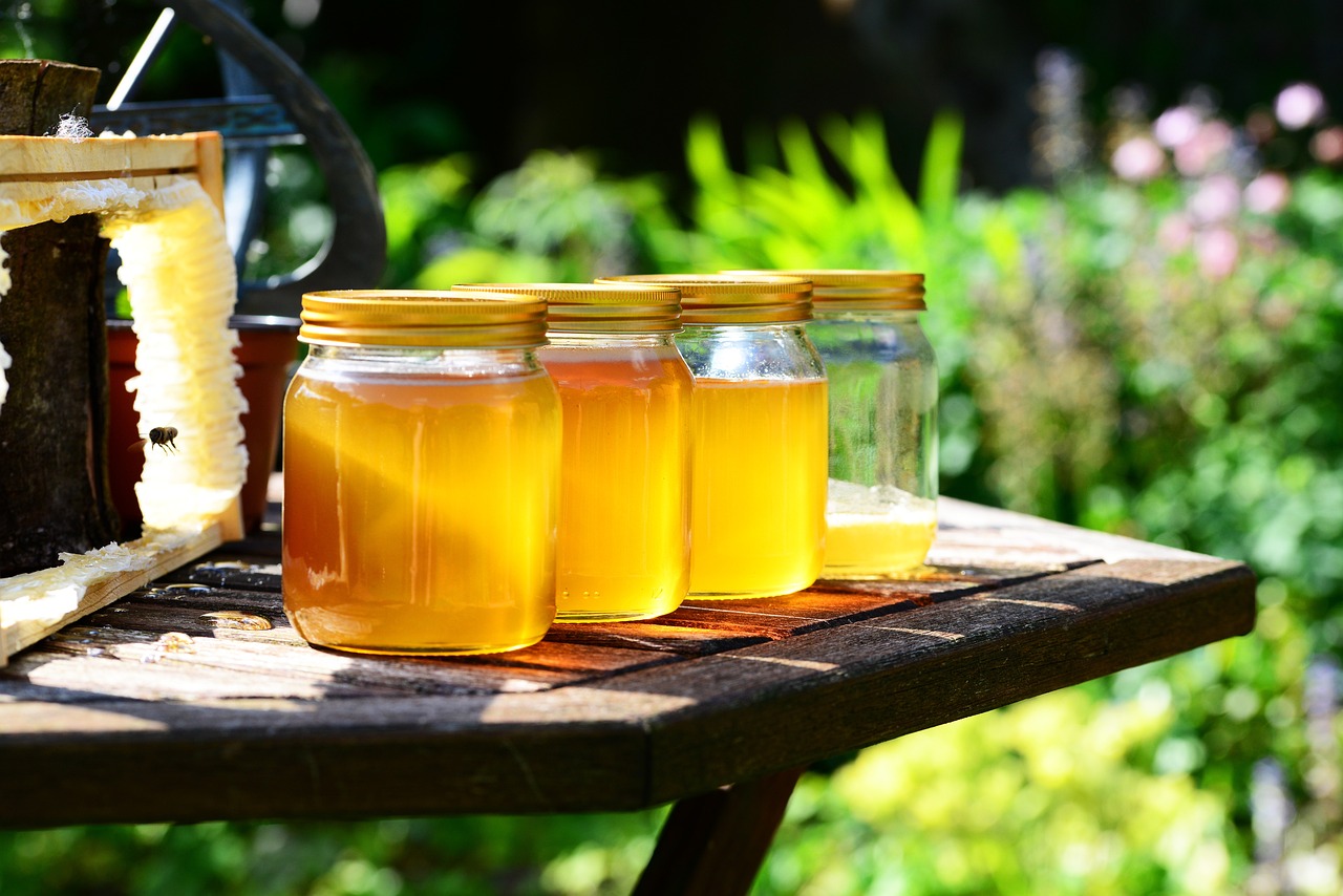 Proč se ve sklenici medu tvoří bílá pěna? Zkontrolujte svůj med