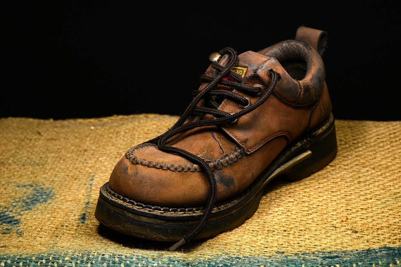 Víte, k čemu slouží poutko na patě boty?