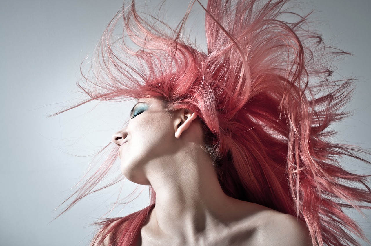 Zdravý způsob, jak si obarvit vlasy v červených odstínech