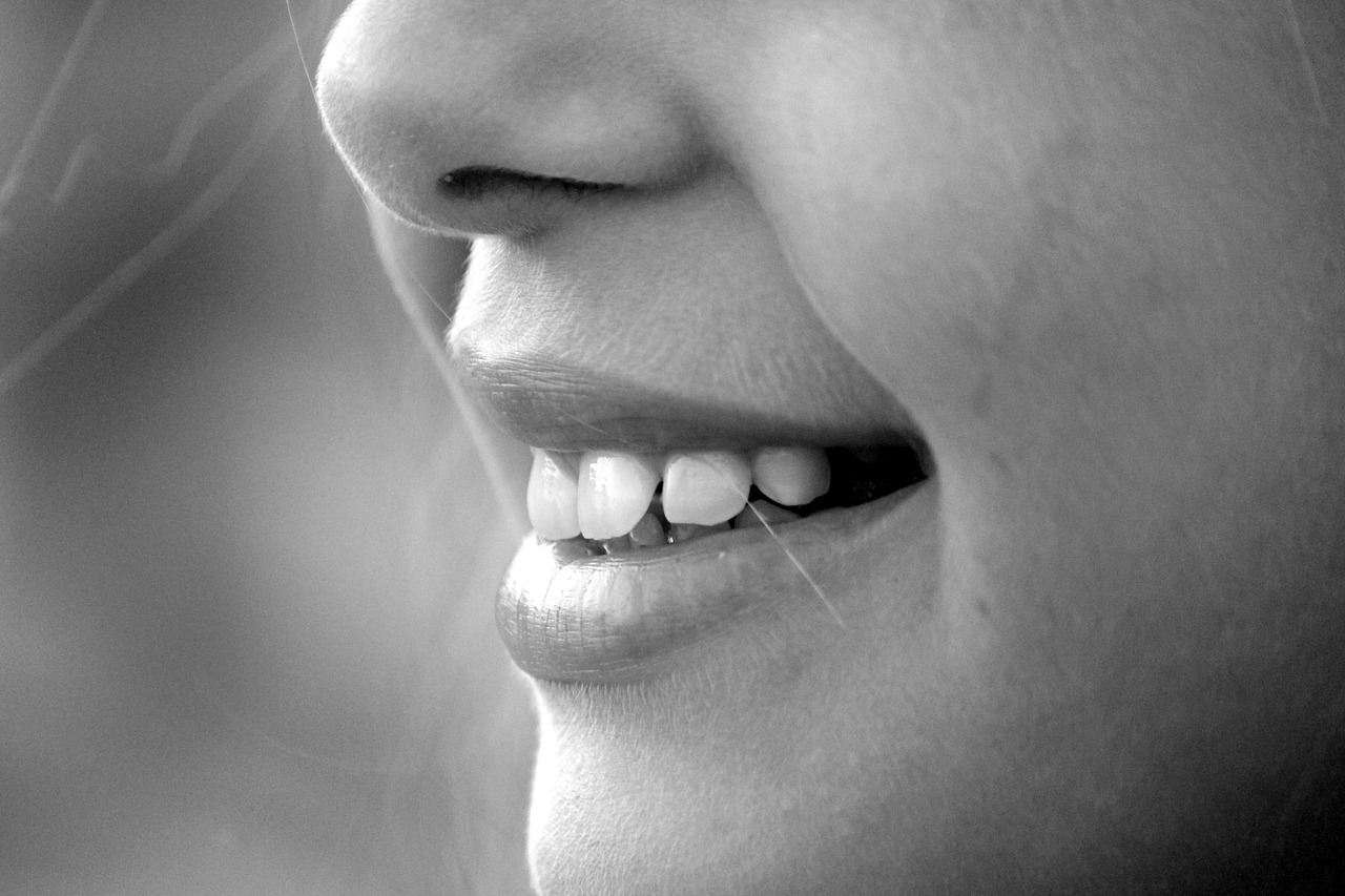 Jak si vybělit zuby a odstranit zubní kámen za 4 minuty?