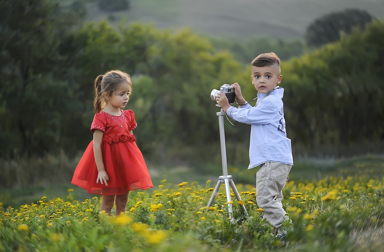 Fotograf zachytil na snímky nádhernou lásku dětí s Downovým syndromem