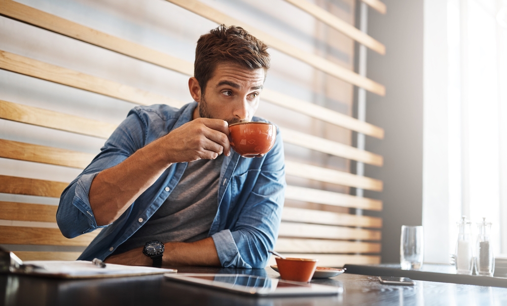 Češi jsou známí, že začínají svůj den kávou. Jak ale káva na lačný žaludek ovlivňuje naše zdraví?