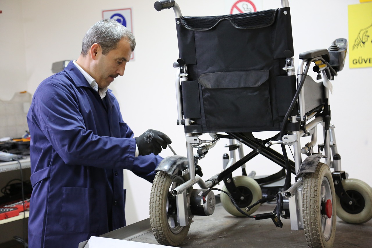 Teenageři vymysleli speciální kočárek pro lidi na vozíku