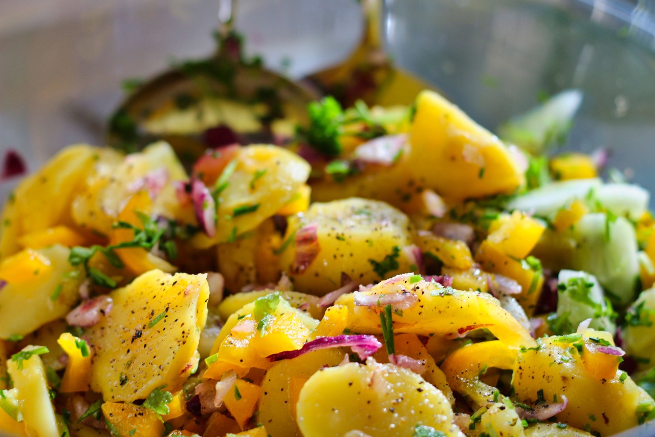 Recept na velmi rychlý salát z brambor a ředkviček