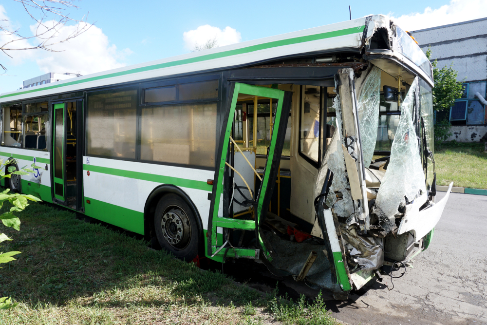 Autobus najel do lidí na zastávce! Bohužel dvě mladé dívky na místě zemřeli. Další 8 osob je zraněno!