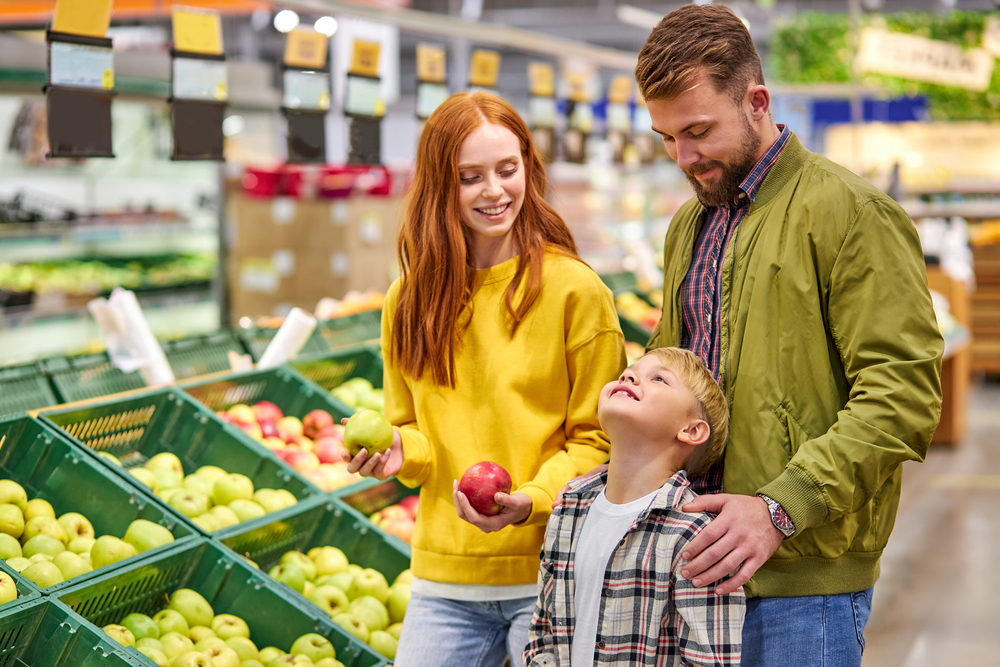 Husband,And,Wife,With,A,Kid,Buy,Fruits,,Apples.,Family - ProSvět.cz