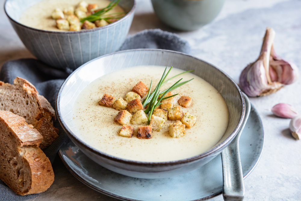 Recept na česnekovou polévku: ideální na kašel i bolest v krku