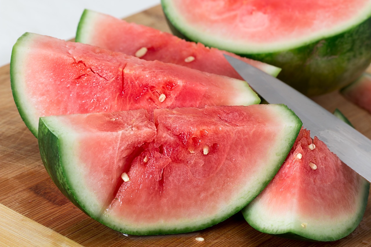 Jak šikovně nakrájet meloun, abyste nebyli špinaví a upatlaní?
