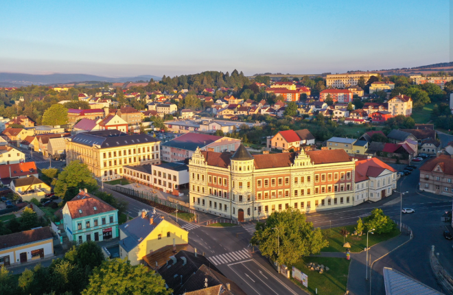 Ozbrojená žačka (13) zaútočila ve třídě na spolužáky nožem! Dívčin útok ukončilo až rychlé jednání ředitele!