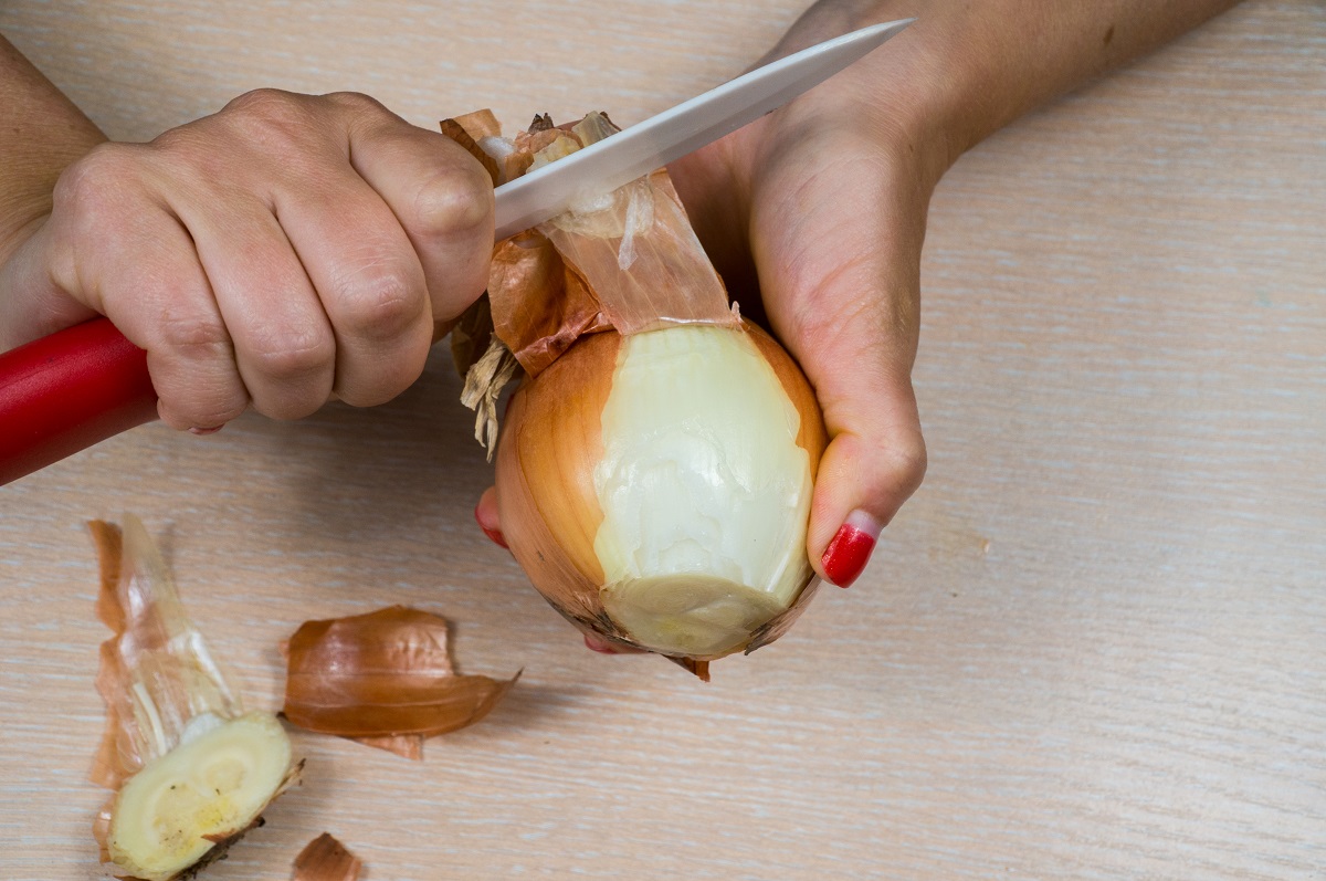 Podpořte svá rajčata s pomocí cibulových slupek