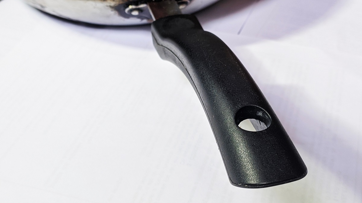 Víte, k čemu slouží malý otvor na rukojeti hrnce?