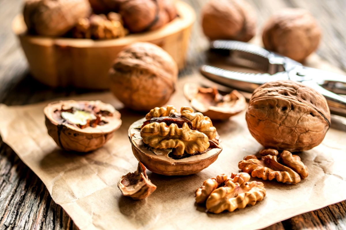 Jak otevřít vlašské ořechy, aby zůstaly celé?