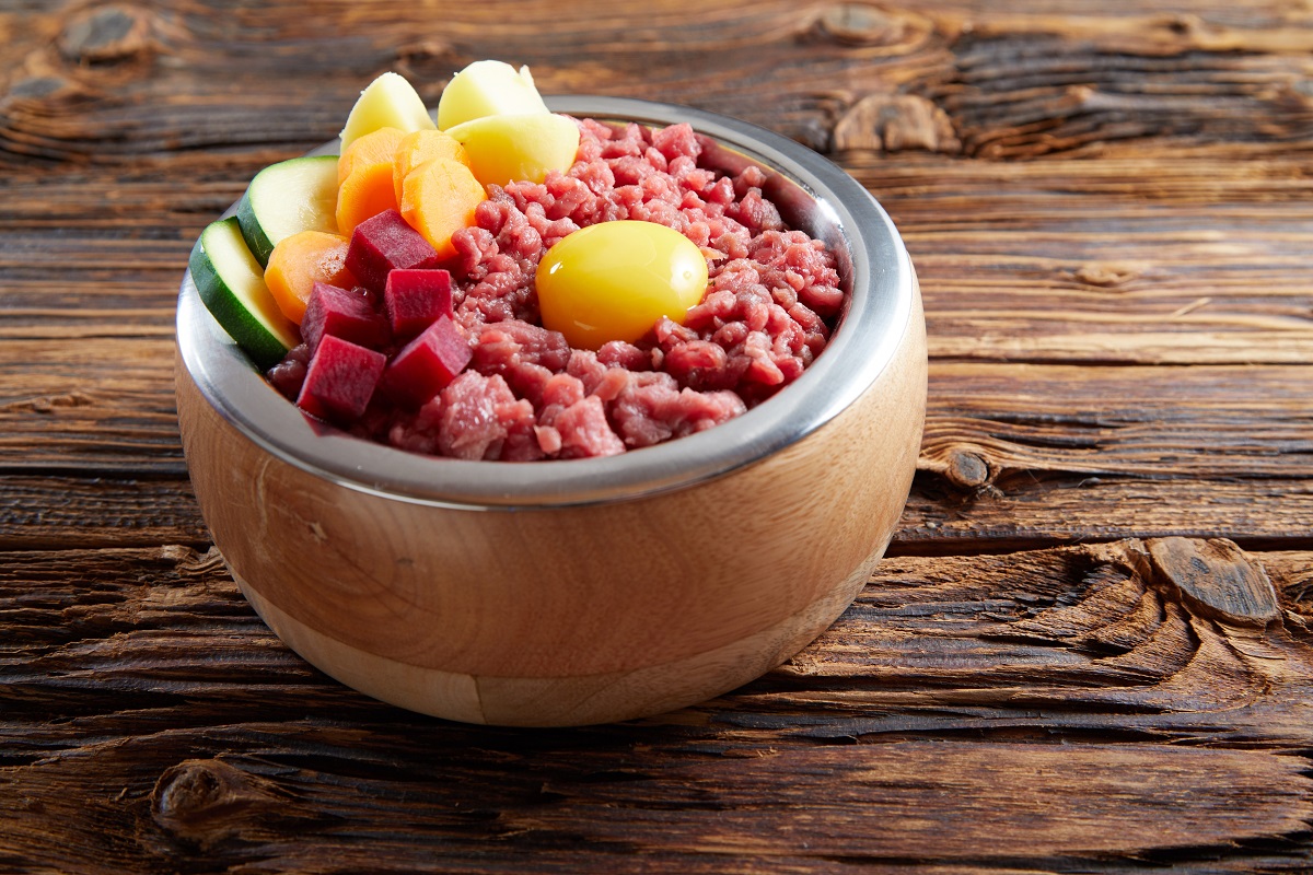 Netradiční večeře pro rodinu z mletého masa a vajec