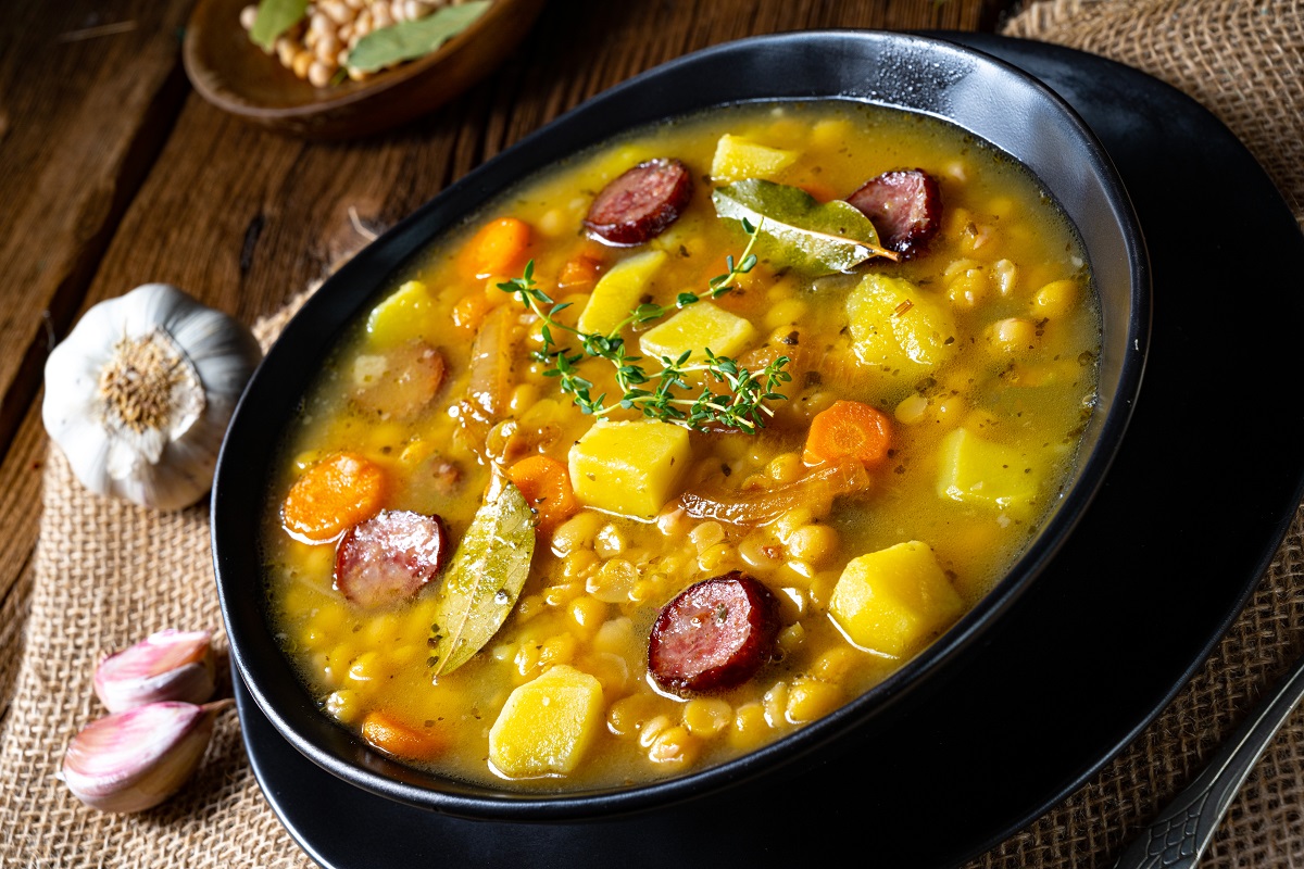 Hrachová polévka se slaninou nebo uzeným masem