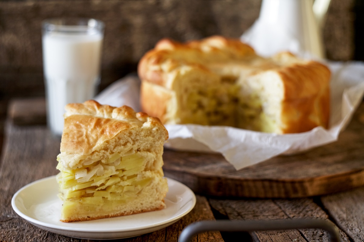 Netradiční zapečené jídlo z listového těsta a brambor