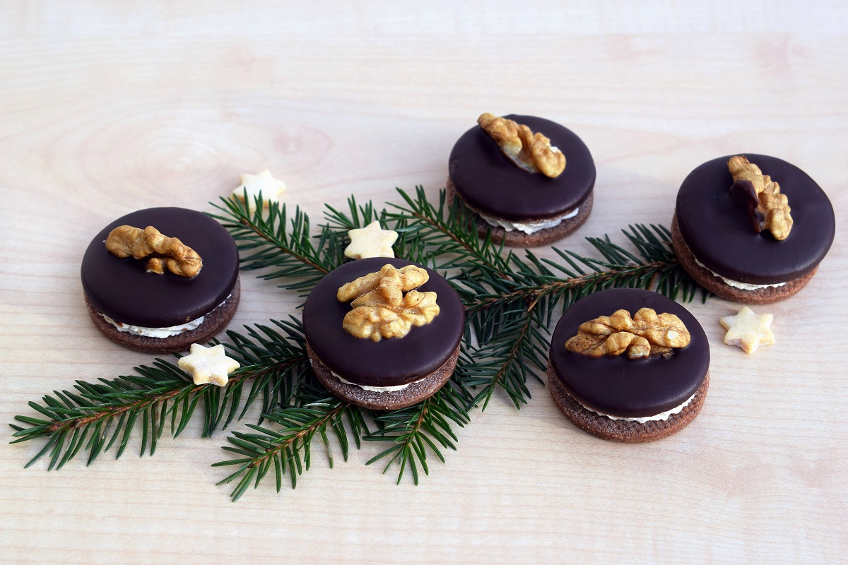 Ischlerovy tartaletky s oříškovou náplní jsou krásné a chutné