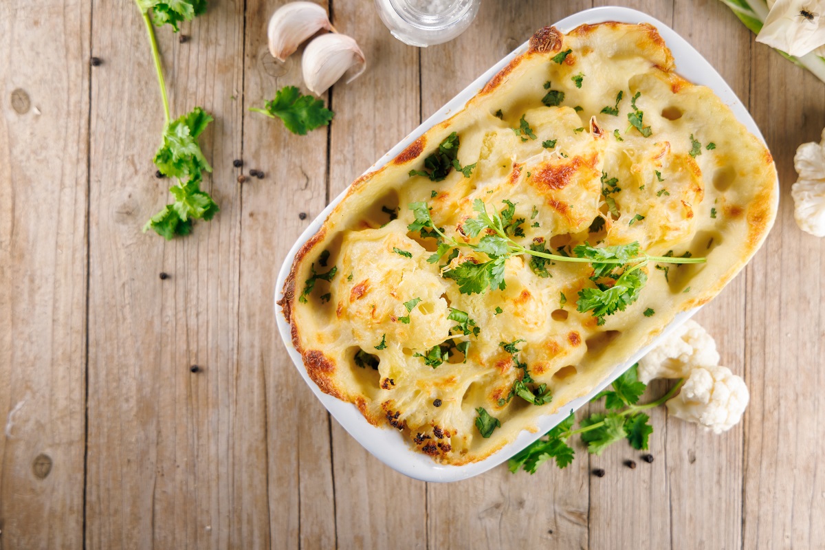 Pečený květák se sýrem, bramborami a česnekovým máslem