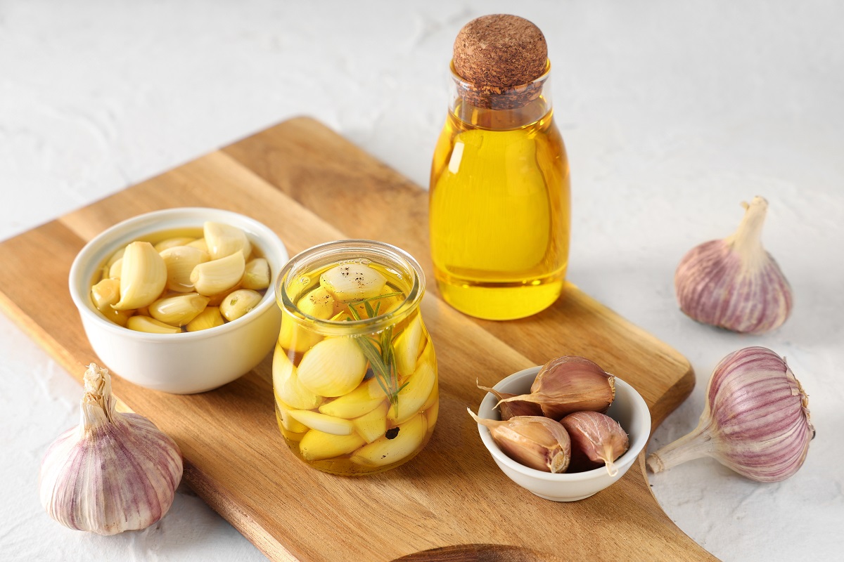 Česnek v oleji: Proč ho mít v zimě v kuchyni?