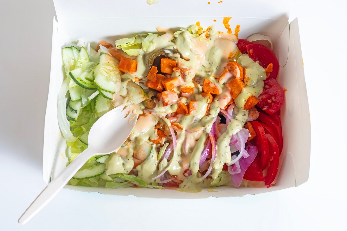 Duhový salát s jemným tahini dresinkem