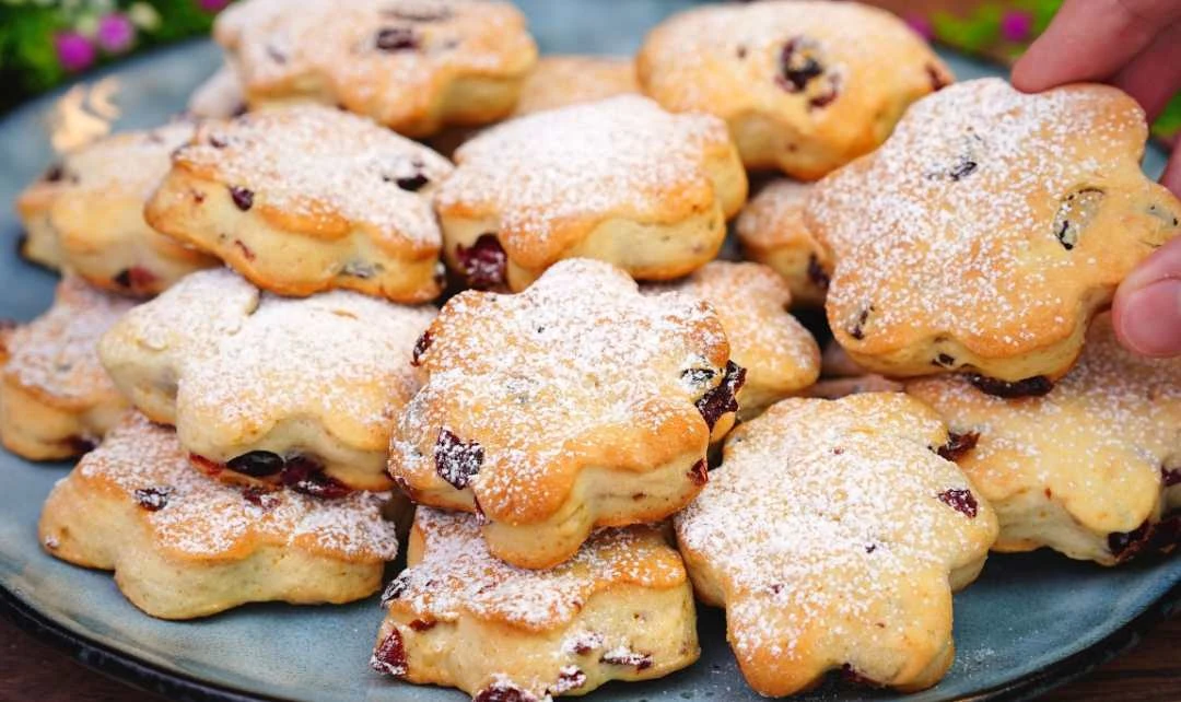 Nejjemnější domácí sušenky se zakysanou smetanou a brusinkami, které si zamilujete