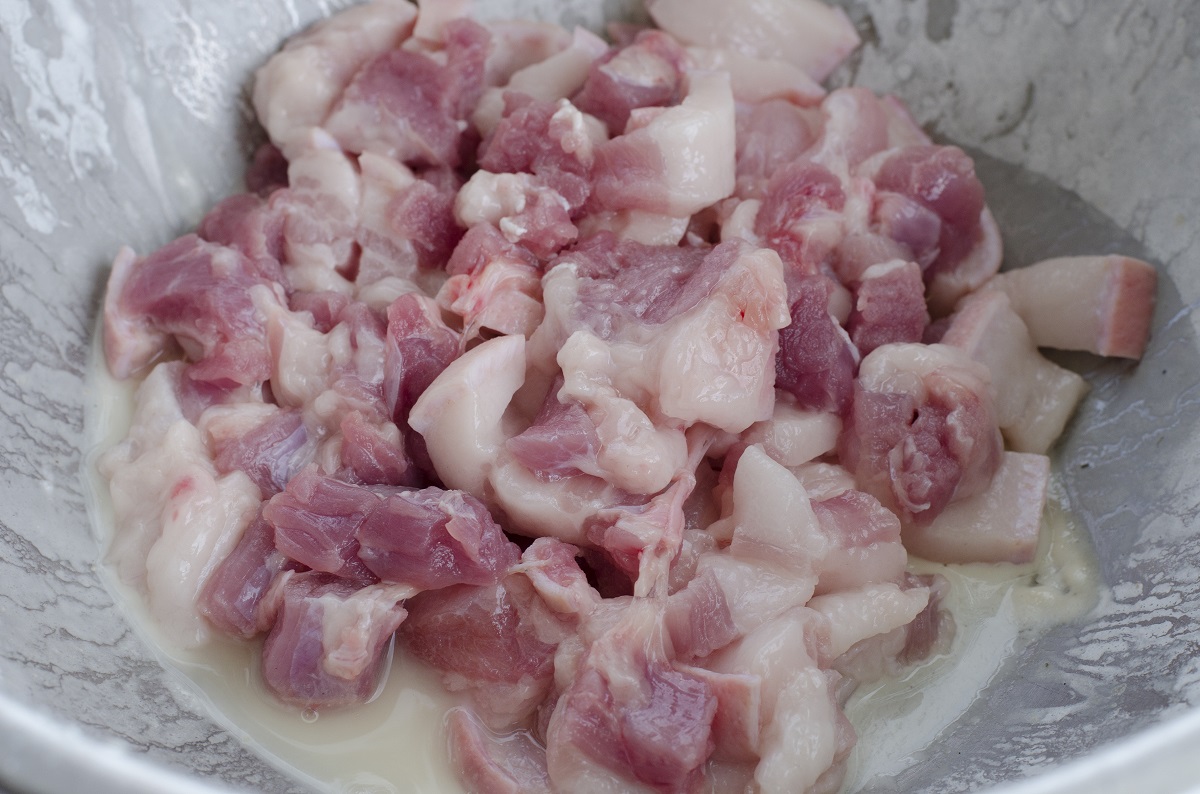 Základ skvělých řízků: Vepřové kotlety nakládané v mléce a cibuli