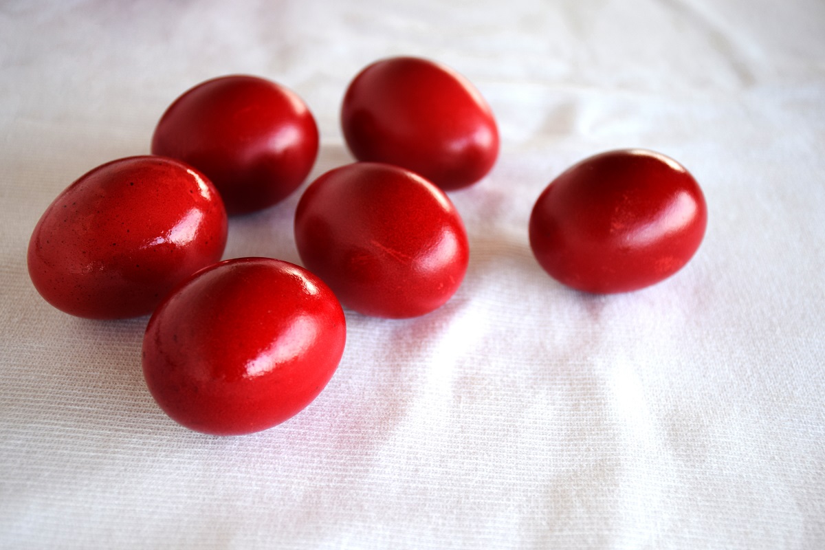 Obarvěte vajíčka netradičně. Použijte ovocnou šťávu