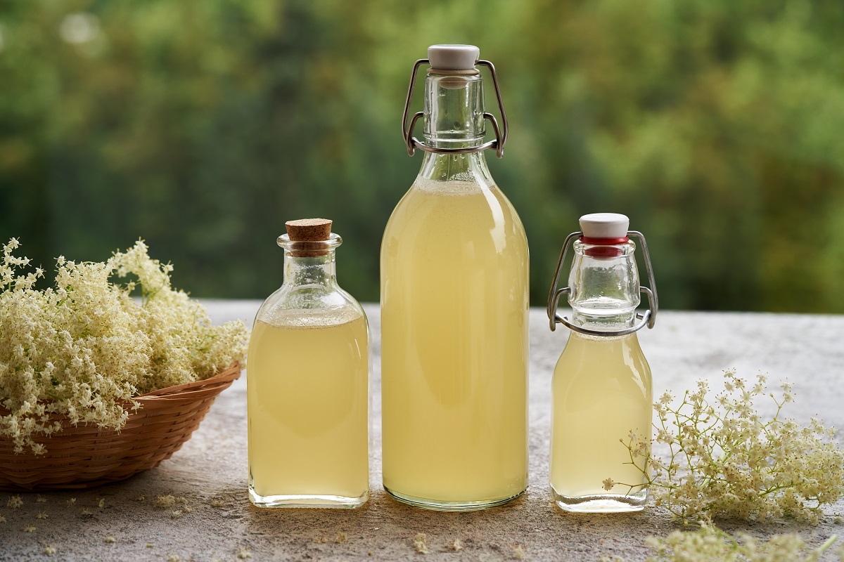 Babiččin bezinkový sirup je nejenom zdravý, ale je i velmi chutný