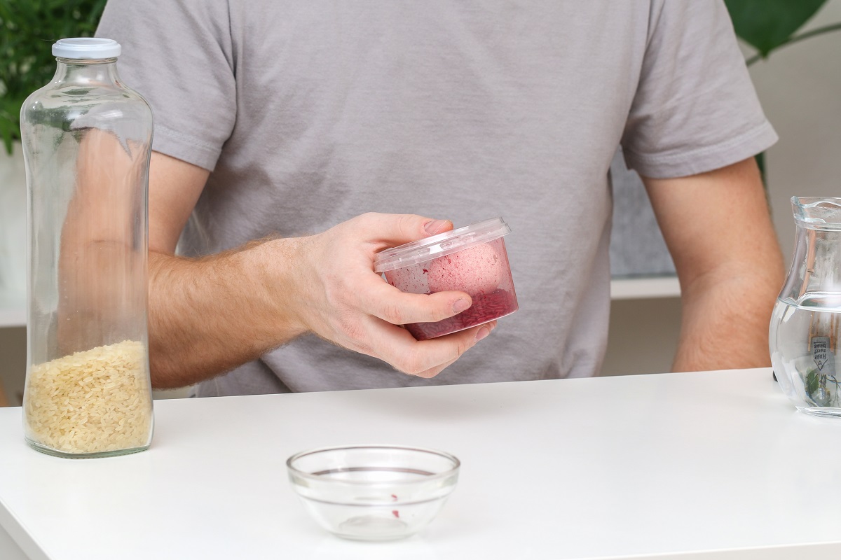 Vybarvěte velikonoční vajíčka netradičně. Použijte rýži