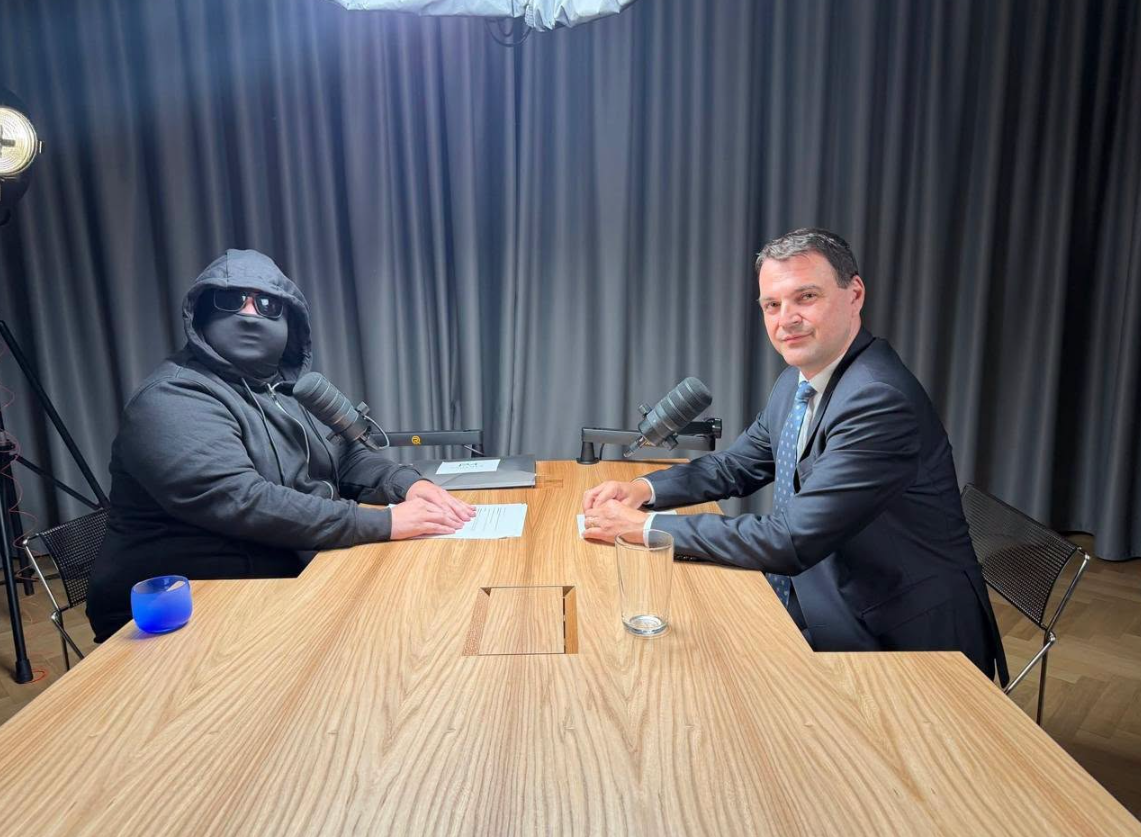 Pod stolem měla být atrapa výbušniny a proti Macinkovi seděl muž v kukle! Neobvyklý rozhovor spustil policejní prověřování!
