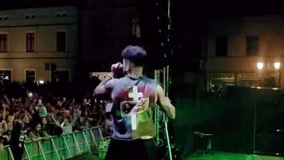 Ben Cristovao (39) se zřítil z pódia před diváky: takhle vypadá jeho zranění!