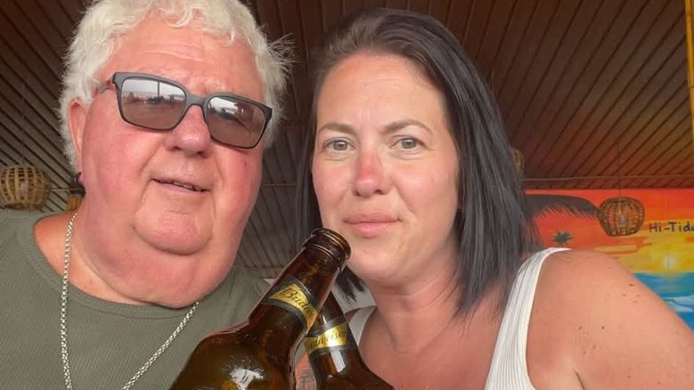 Danielle (38) miluje muže o 35 let staršího! Na letišti ji považovali za jeho dceru a slyší, že marní život