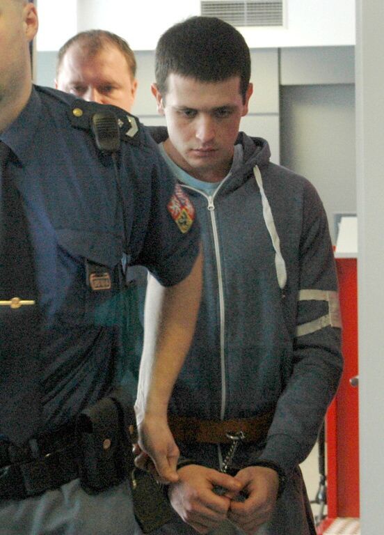 Schizofrenik zabil babičku s dědečkem, byl oblíbeným místostarostou. Teď chce z detence ven